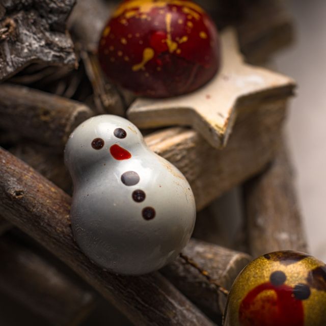 Snow day vibes but make it chocolate. ❄️ 

This handmade snowman choccie from our Christmas collection is here to chill (literally). But they’re a little too cool to stick around for long... ⛄️ #Chocolours #SnowDay